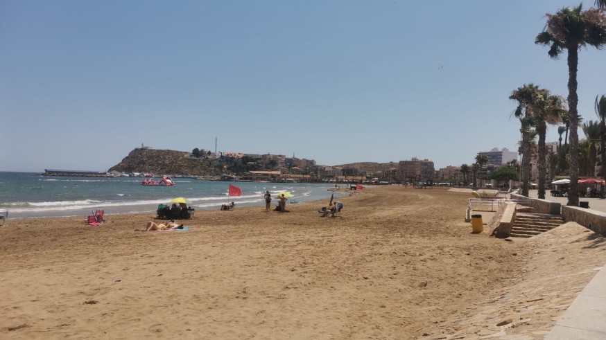 Cerrada la playa del Puerto de Mazarrón por la presencia de aguas fecales