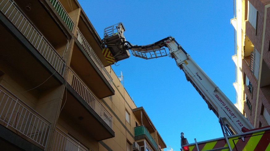 Labores de retirada de una cornisa en Lorca