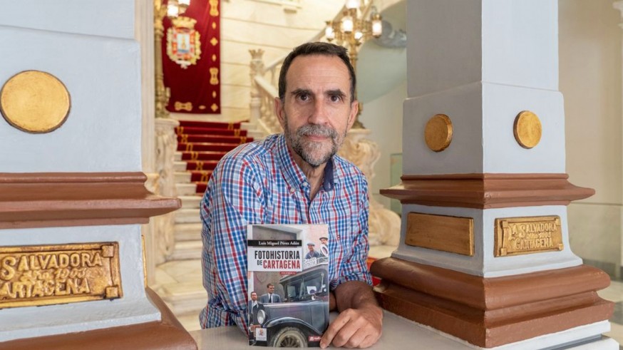TARDE ABIERTA. Luis Miguel Pérez Adán presenta el libro 'Fotohistoria de Cartagena'