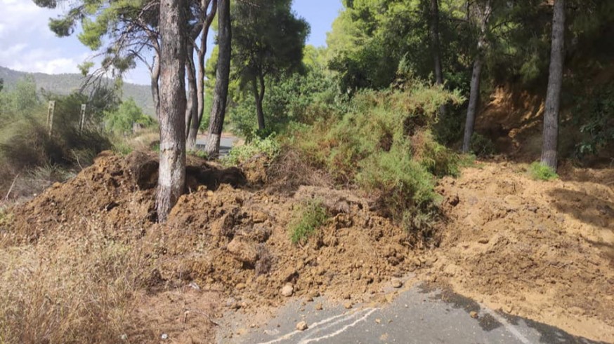 Cortada la carretera de Alhama a Gebas por un desprendimiento de tierra