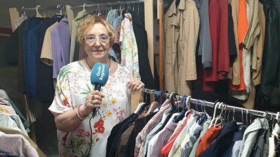 Joaquina Pérez Egea con la ropa que arregla para regalarla a quien la necesita