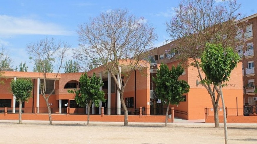 Hablamos de la protesta de los padres del Colegio Los Álamos en Murcia por las altas temperaturas que se empiezan a sufrir ya en las aulas