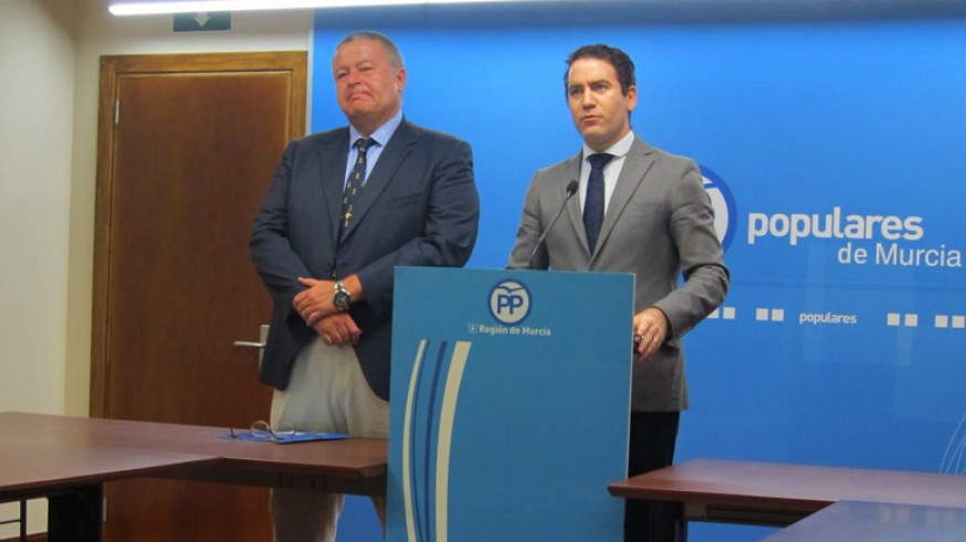 Teodoro García (d) junto a Francisco Bernabé (i) en rueda de prensa