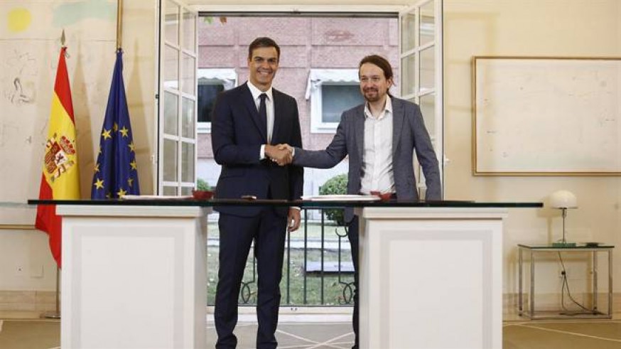 Pedro Sánchez y Pablo Iglesias estrechándose la mano