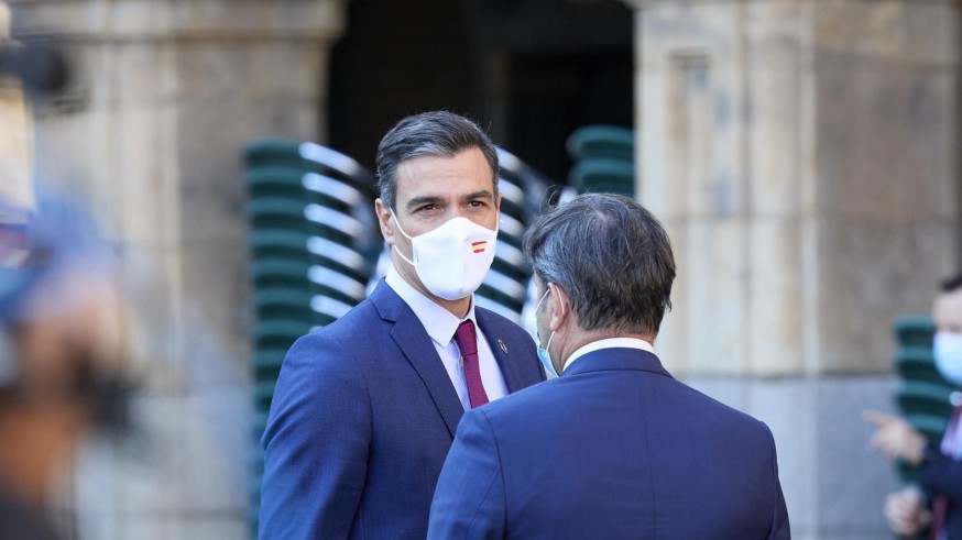 Sánchez, a su llegada a la Plaza Mayor de Salamanca para celebrar la XXIV Conferencia de Presidentes