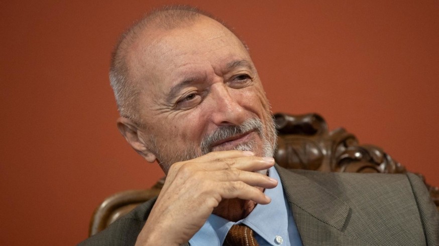 Pérez-Reverte reúne sus crónicas y fotografías bélicas en 'Enviado especial'