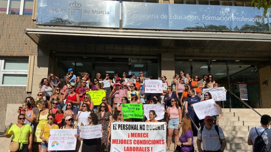 Técnicos de infantil protestando en la puerta de la Consejería de Educación