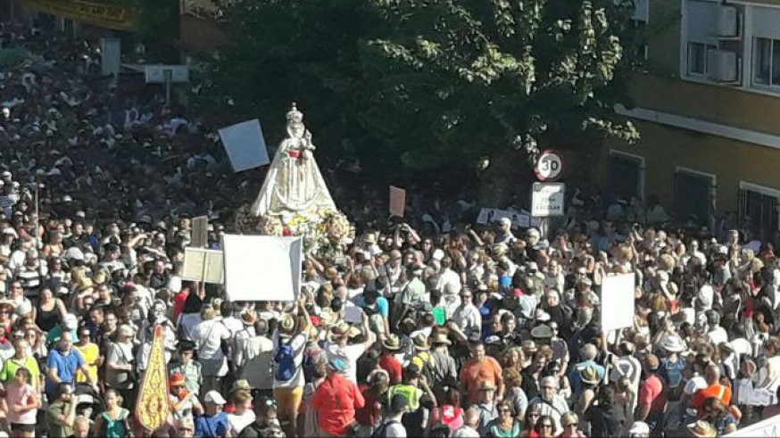 La imagen de la Virgen de la Fuensanta llega al paso a nivel de Santiago el Mayor
