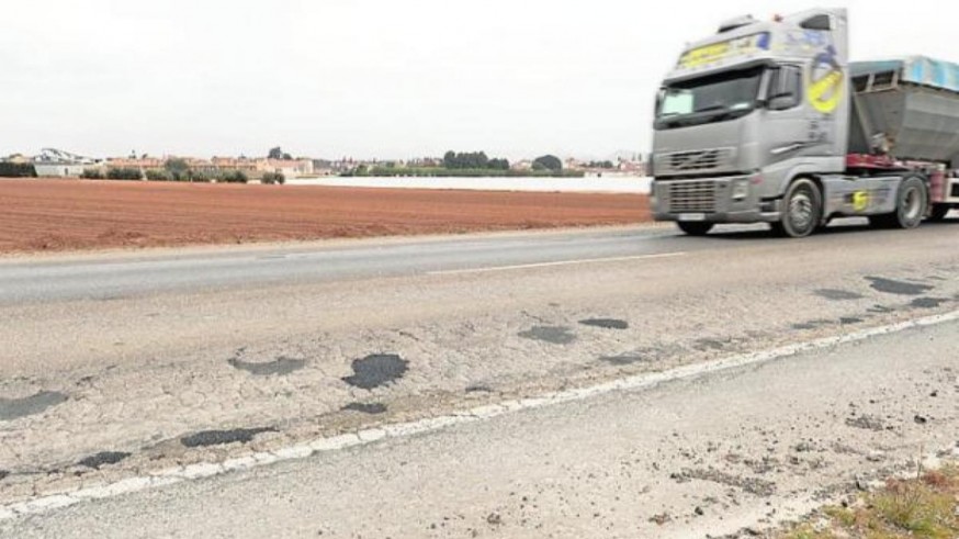 La Asamblea urge al Gobierno regional a arreglar la carretera de Sabic