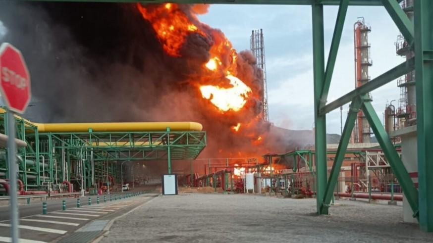 Susto en la refinería de Cartagena: una explosión provoca un incendio y obliga a confinar a las localidades cercanas