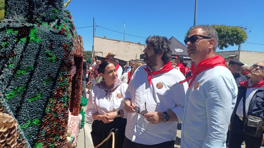 Yecla se viste de seda: Diez millones de "papelicos" dan vida a las fiestas de San Isidro