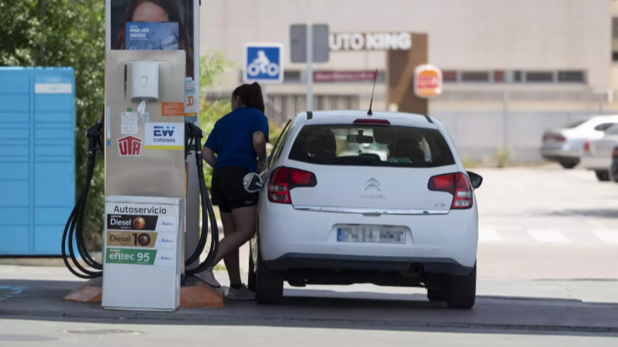  El precio de la gasolina marca un nuevo récord tras superar los 2 euros 