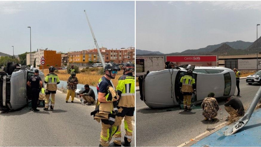 Vuelca un coche tras chocar contra una farola en Cieza y su conductor resulta prácticamente ileso