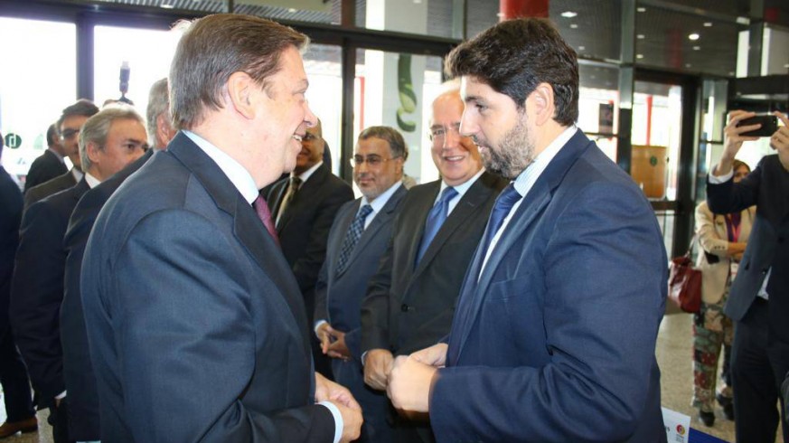 López Miras conversa con el ministro de Agricultura Luis Planas en Fruit Attraction.