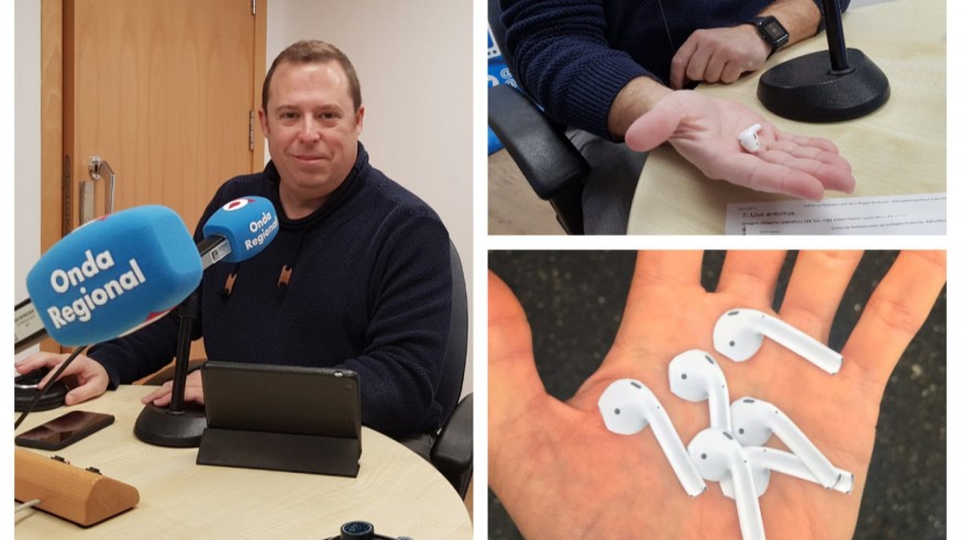 Antonio Renetero nos muestra sus AirPods y las pegatinas que engañan a los transeúntes