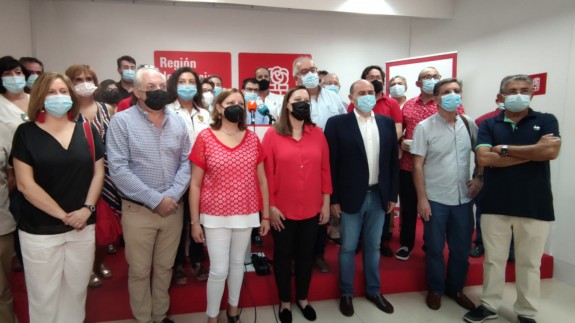 Lourdes Retuerto se enfrenta a José Vélez en la carrera por liderar el PSRM-PSOE