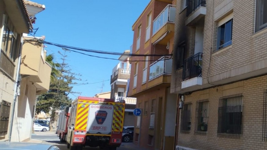 Seis atendidos por inhalación de humo en el incendio de una vivienda en Los Alcázares 