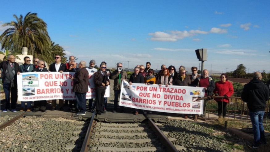 Protesta de los vecinos en el paso a nivel de La Palma-Pozo Estrecho el pasado febrero