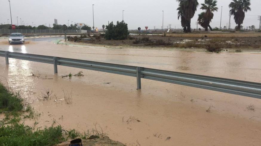 Tres carreteras regionales permanecen cortadas por la lluvia