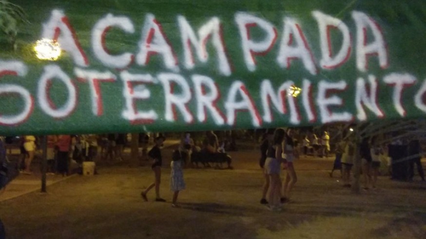 Acampada en un jardín junto a las vías del tren