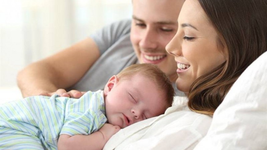Un bebe junto a su madre y su padre. HACERFAMILIA