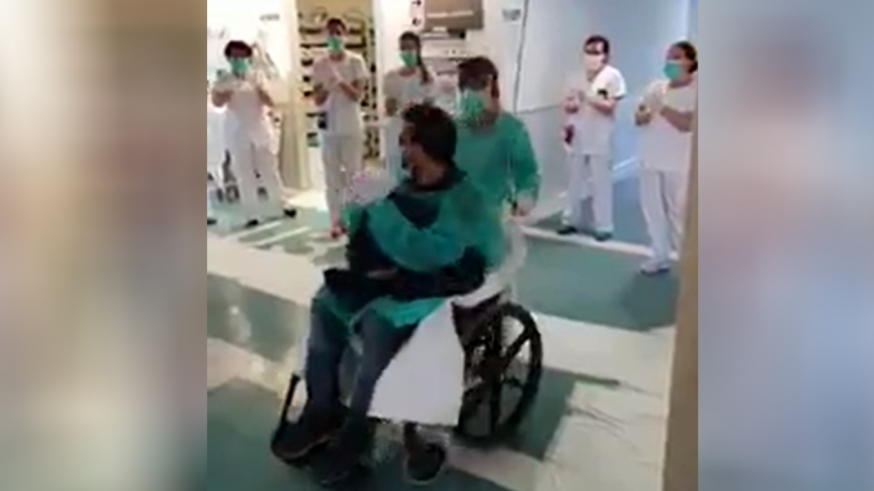 Jose, el primer paciente covid que salió del ingreso entre los aplausos de los sanitarios