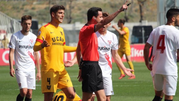 Los fallos defensivos condenan al UCAM en Sevilla| 2-1