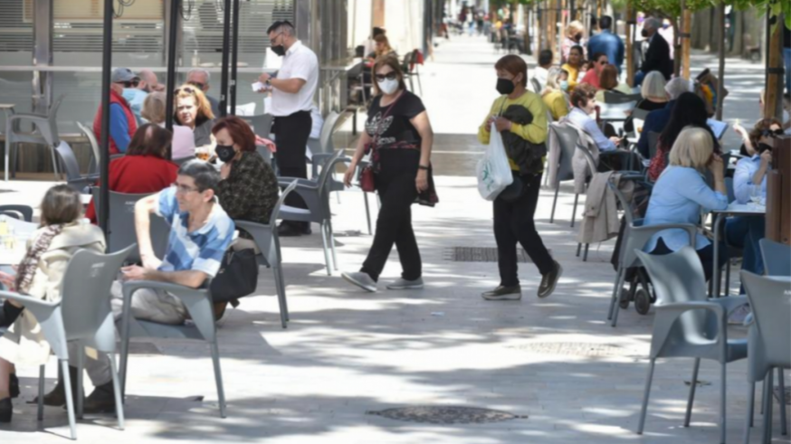 Gente en una terraza. EUROPA PRESS