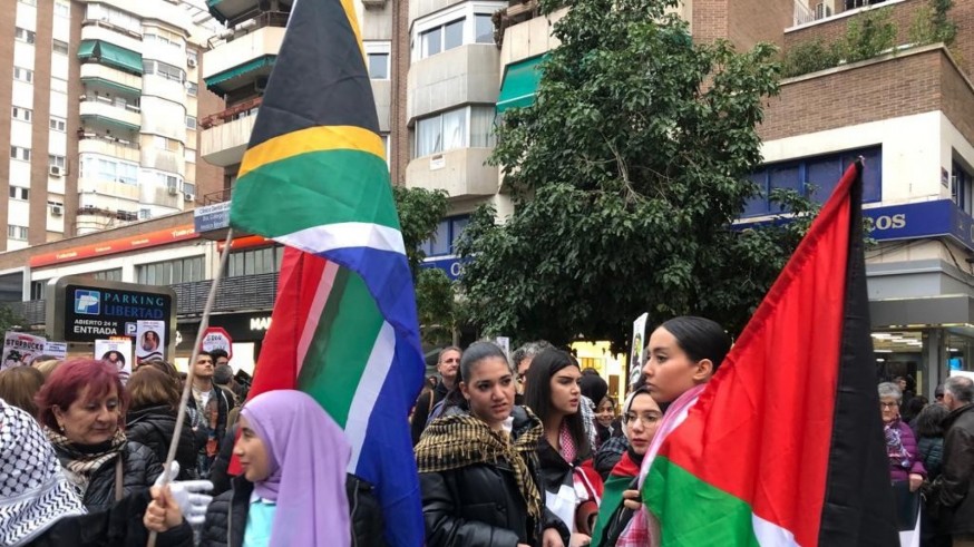 La bandera de Sudáfrica encabeza la manifestación por Palestina en Murcia