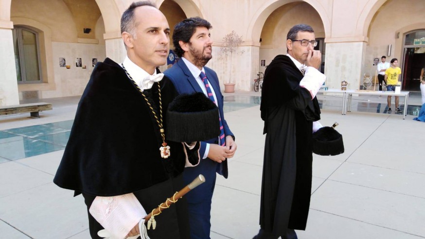 López Miras junto a los rectores, antes del acto de apertura