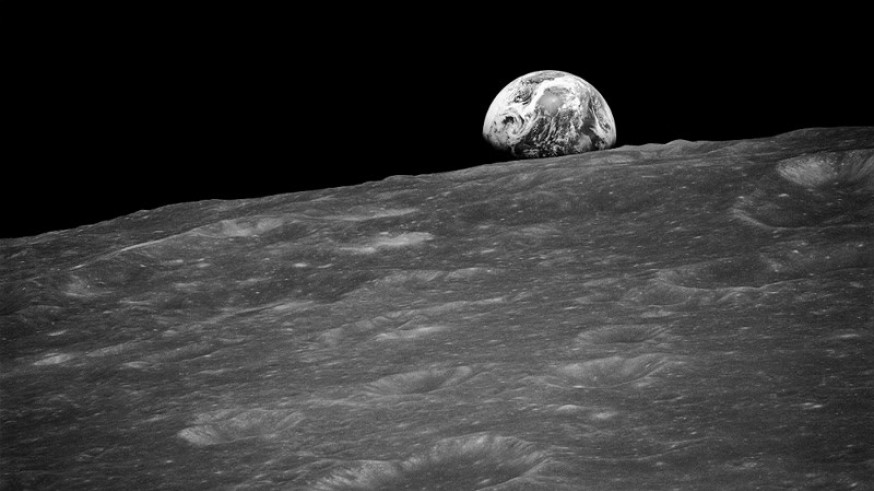 Superficie lunar y vista parcial de la Tierra