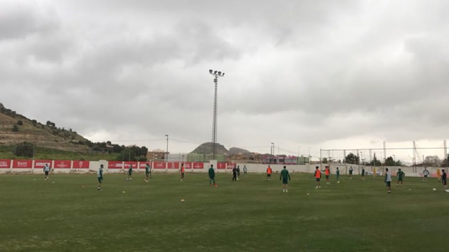 El Real Murcia entrenando hoy en Cobatillas (foto: G. Abril - ORM)