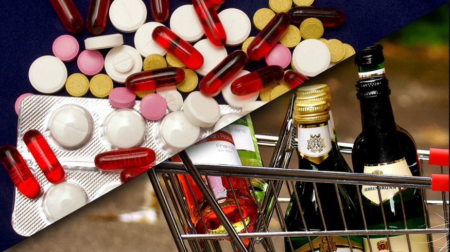 Medicamentos y carro de supermercado con botellas de alcohol