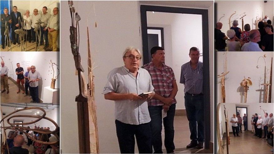 José Luis Piñero habla con Blas Mira de su exposición 'Portadores de sueños' en Mula y con el comisario de la misma, Juan García Sandoval