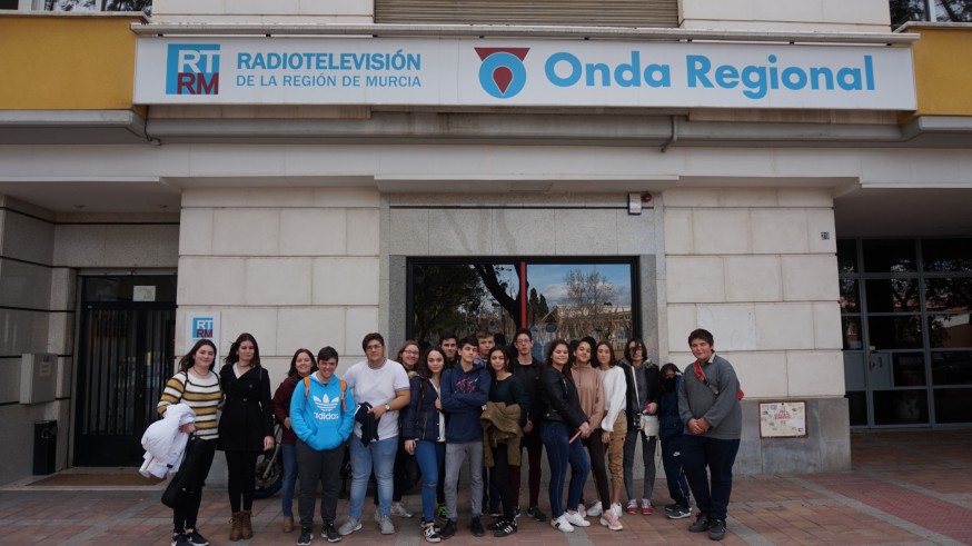 Los alumnos, en los exteriores de Onda Regional