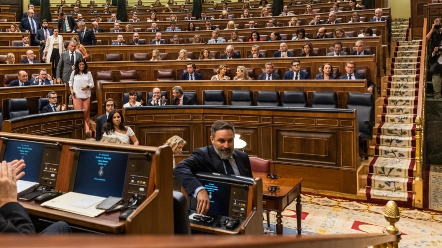 Los diputados de Vox abandonan el hemiciclo durante la intervención en gallego de un diputado del PSOE