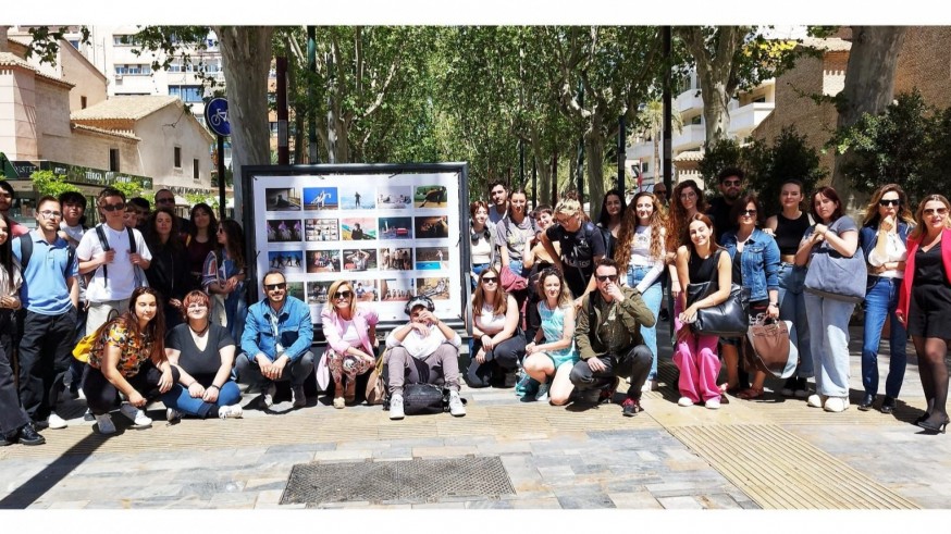 Los alumnos de la Escuela de Arte reinterpretan obras icónicas en el Paseo Alfonso X el Sabio