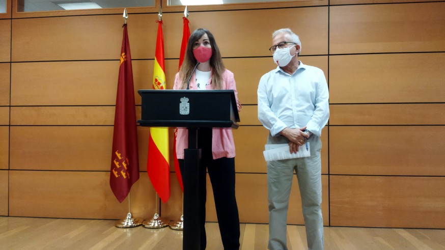 La portavoz del Grupo Popular en el Ayuntamiento de Murcia, Rebeca Pérez, junto con el concejal Felipe Coello