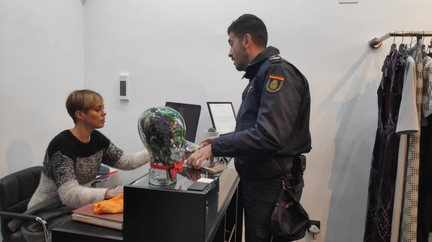 Un agente informa del plan en un comercio