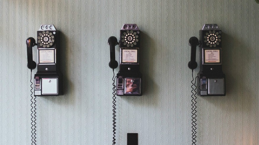 Tres teléfonos en pared
