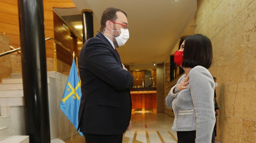 La ministra de Sanidad, Carolina Darias, se reúne con el presidente asturiano