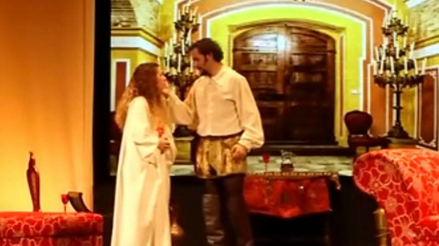 La escena del sofá en la representación de Amigos del Tenorio