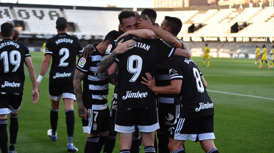 Los jugadores del Cartagena celebran el gol de Cristian López