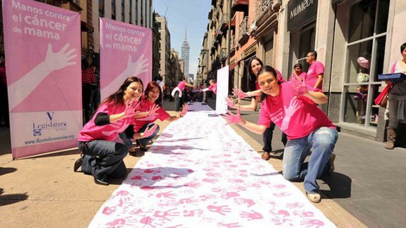 Jóvenes defienden la lucha contra el cáncer de mama
