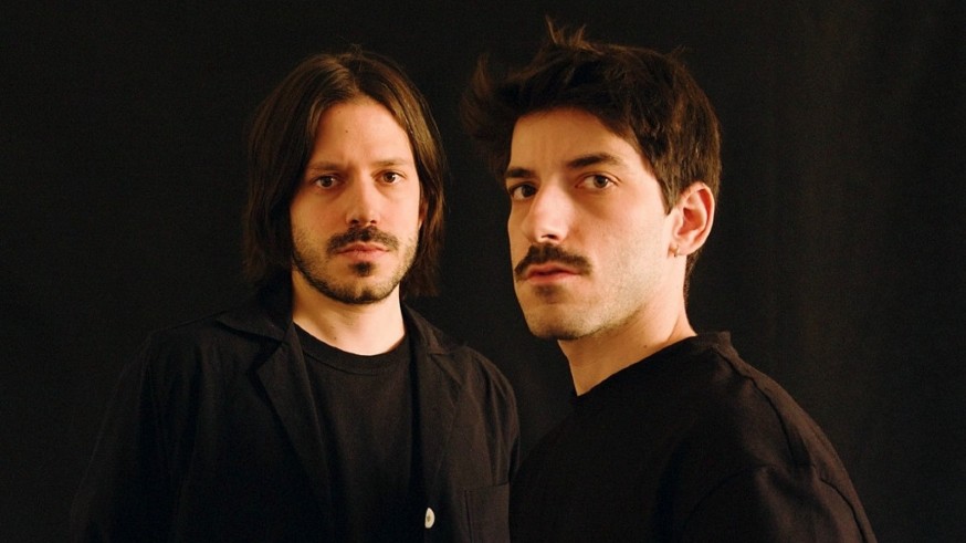 Los hermanos Alejandro y Víctor Hernández, componentes de Maestro Espada, que recuperan el folklore murciano y lo fusionan con música electrónica.