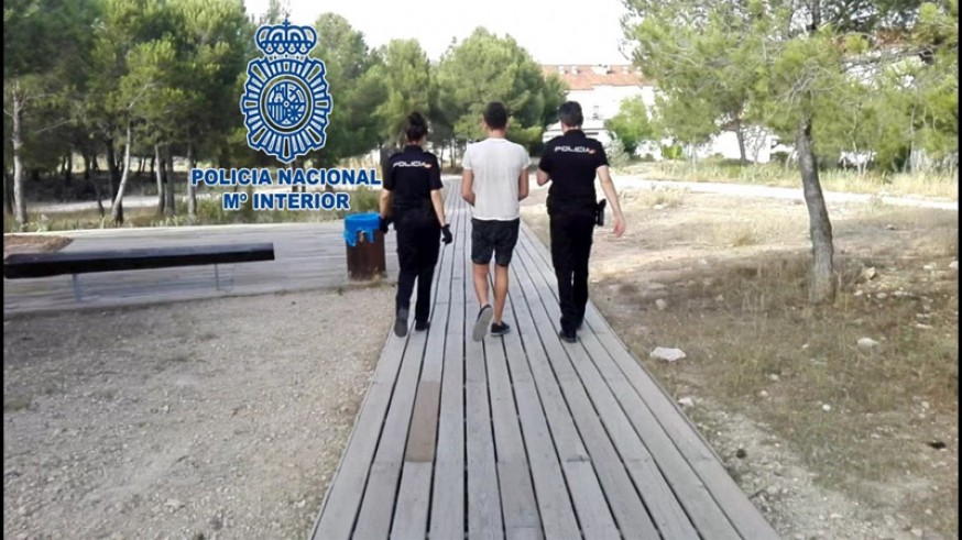 Imagen de la detención del joven por parte de la policía
