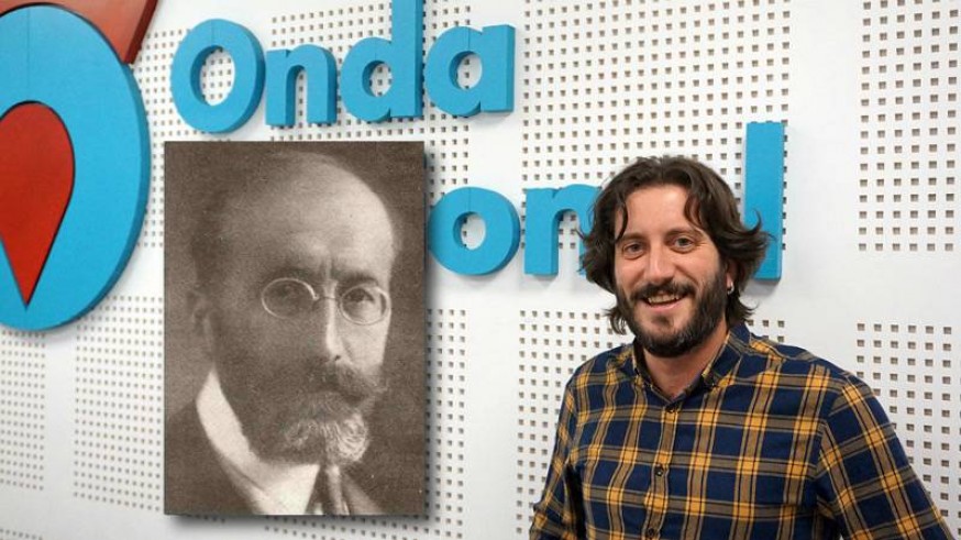 Víctor Egío y retrato de Ramón Menéndez Pidal