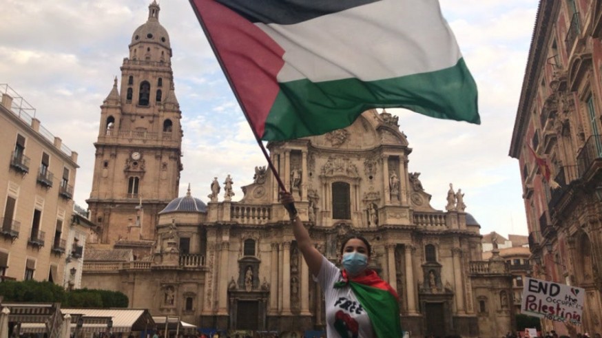 Una joven ondea una bandera palestina en la Plaza Belluga. P. Ros