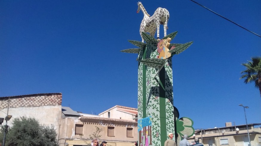 Una enorme jirafa preside la falla del Barrio de San José en Lorca