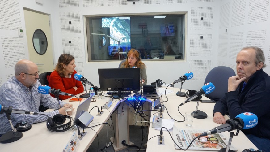 Antonio MArchal-Sabater, Ana Rosa Villaescusa y Juan Luis Sánchez Ocaña en una tertulia en Onda Regional. Modera Susana Azparren
